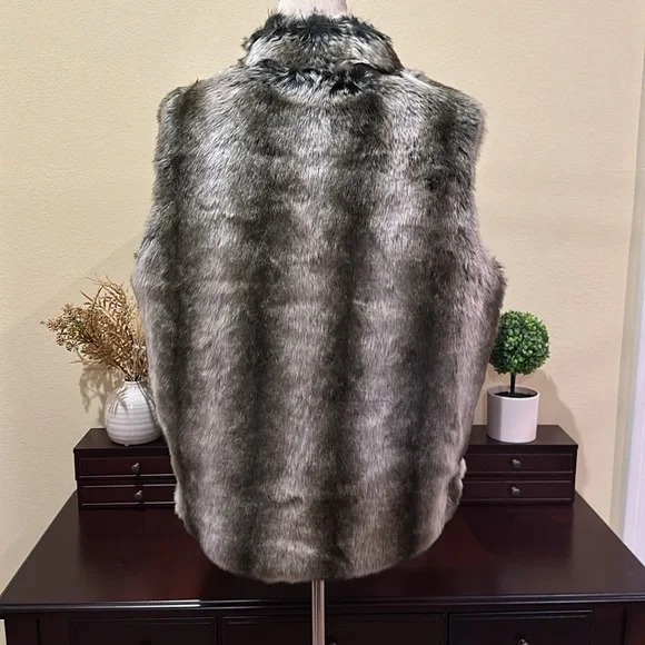 Very soft Faux fur vest. Black/white/grey multi. Size S - Picture 3 of 4